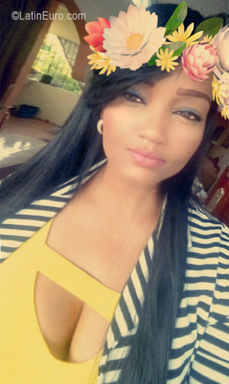 Date this lovely Dominican Republic girl Kenia from Santo Domingo DO26293