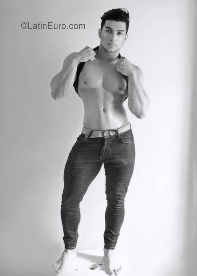 Date this young Colombia man Miguel angel from Mnizales CO19417