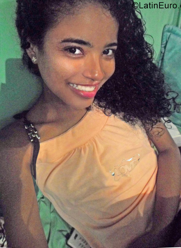 Date this nice looking Brazil girl Denise from Salvador BR9788