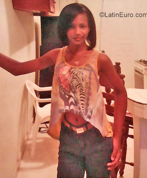 Date this stunning Dominican Republic girl Esmaden from La Romana DO27294