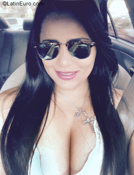 Date this tall Dominican Republic girl Diana from Santo Domingo DO27342