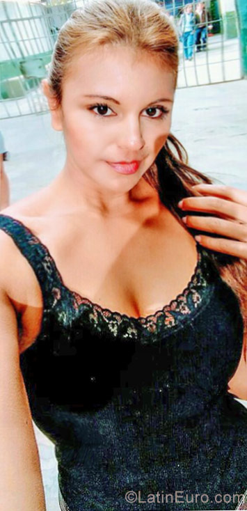 Date this voluptuous Colombia girl Carmen from Bogota CO20319