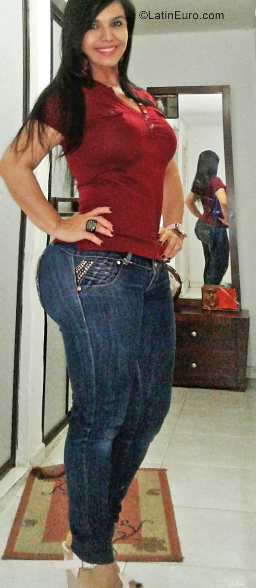 Date this sensual Colombia girl Sukita from Cali CO20346