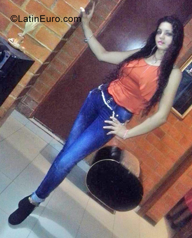 Date this good-looking Colombia girl Karol from Bogota CO20425