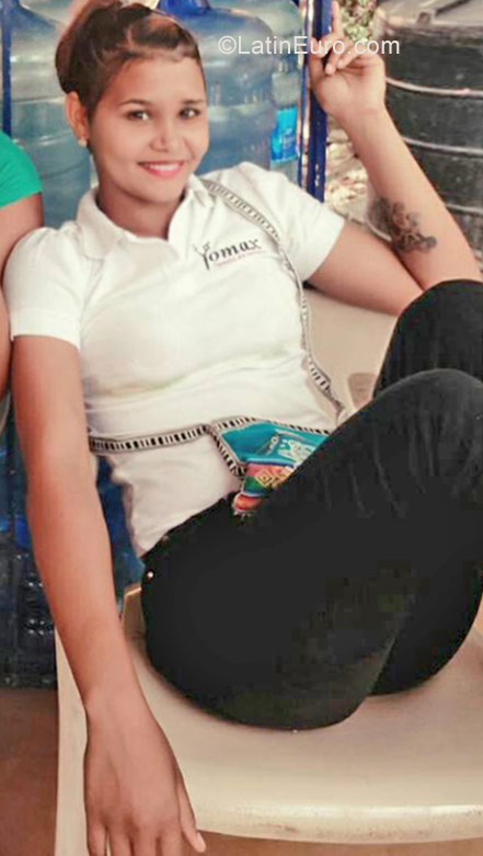 Date this sultry Dominican Republic girl Yennifer from Santiago DO28062