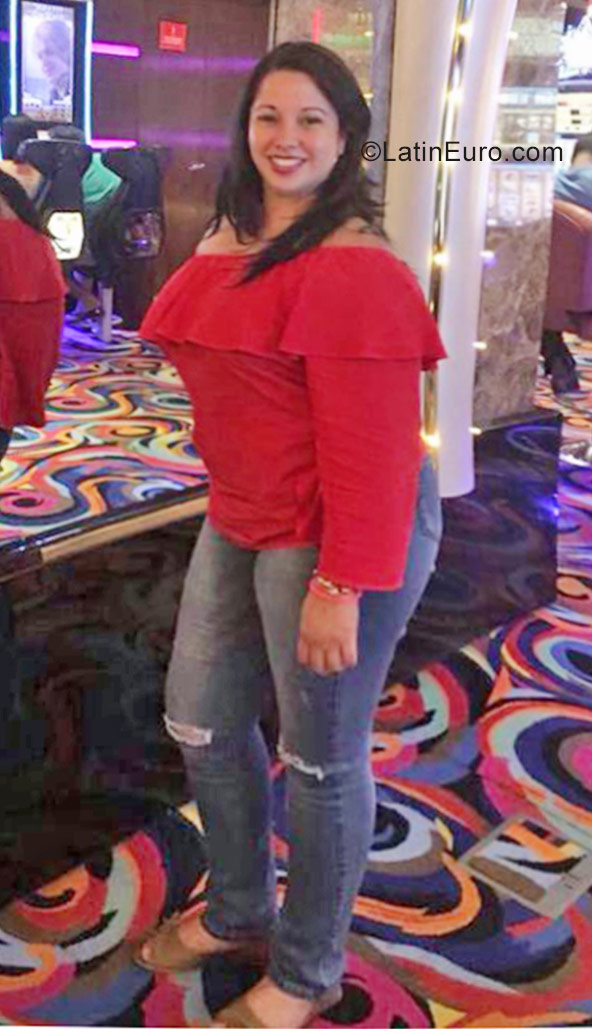 Date this voluptuous Panama girl Yariela from Panama PA1062