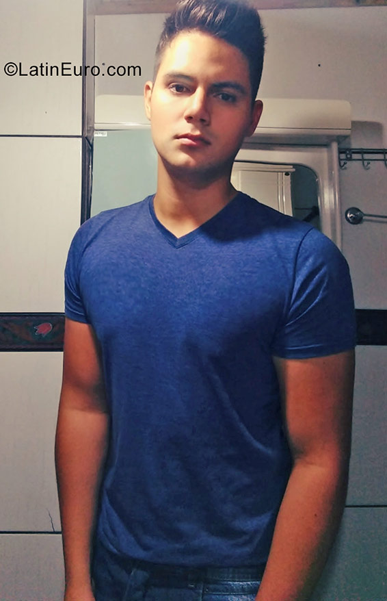 Date this hot Brazil man Guilherme from Novo Hamburgo BR9974