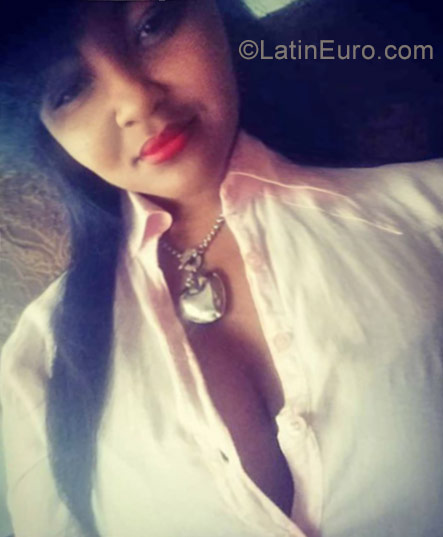 Date this nice looking Dominican Republic girl Laudy from Santo Domingo DO28461