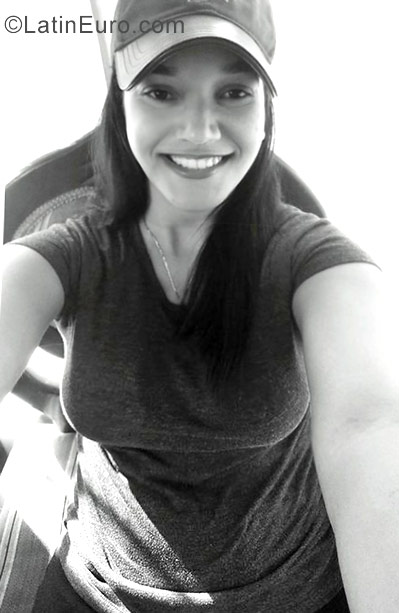 Date this happy Dominican Republic girl Veronica from Santiago DO28490