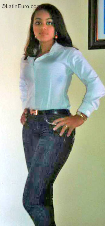 Date this pretty Dominican Republic girl Glenny from La Romana DO40303