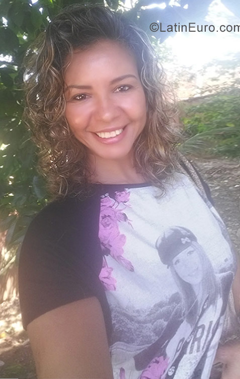 Date this sultry Brazil girl Edniad from Rio De Janeiro BR10127