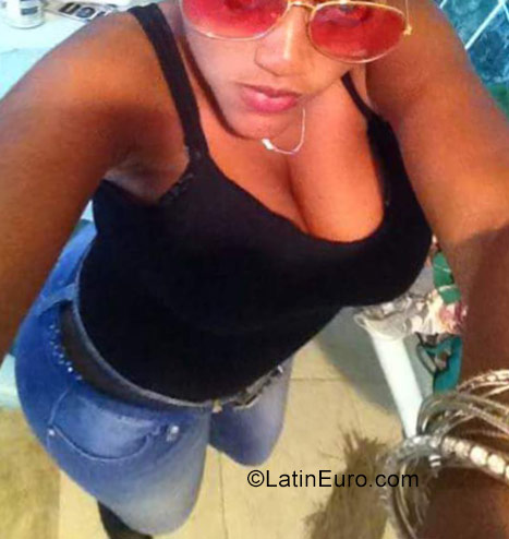 Date this happy Dominican Republic girl Yordania from Santo Domingo DO29613