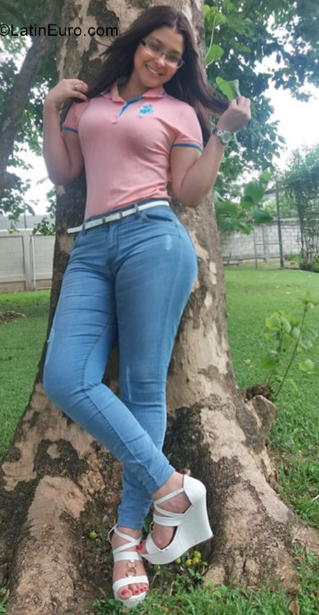 Date this nice looking Dominican Republic girl Rosana from Santo Domingo DO29691