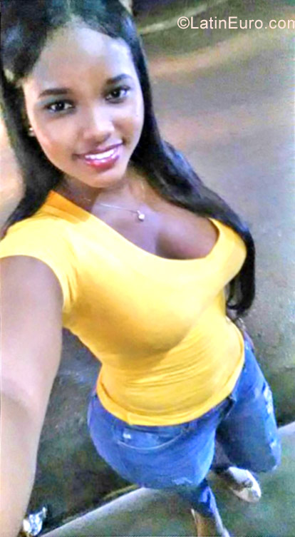 Date this georgeous Dominican Republic girl Yokari from Santo Domingo DO29787
