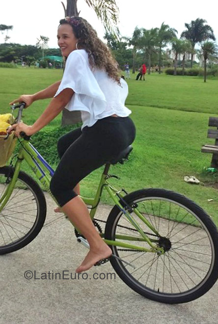 Date this happy Brazil girl EDY from Sao Paulo BR10200