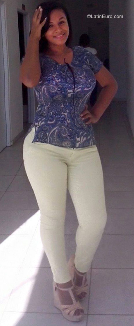 Date this gorgeous Dominican Republic girl Esthefany from Santo Domingo DO29872