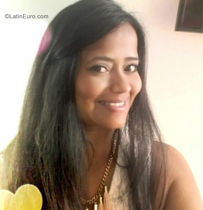 Date this pretty Colombia girl Greys from Armenia CO22171