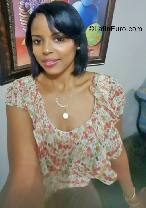 Date this foxy Dominican Republic girl Daysha from Santo Domingo DO30042