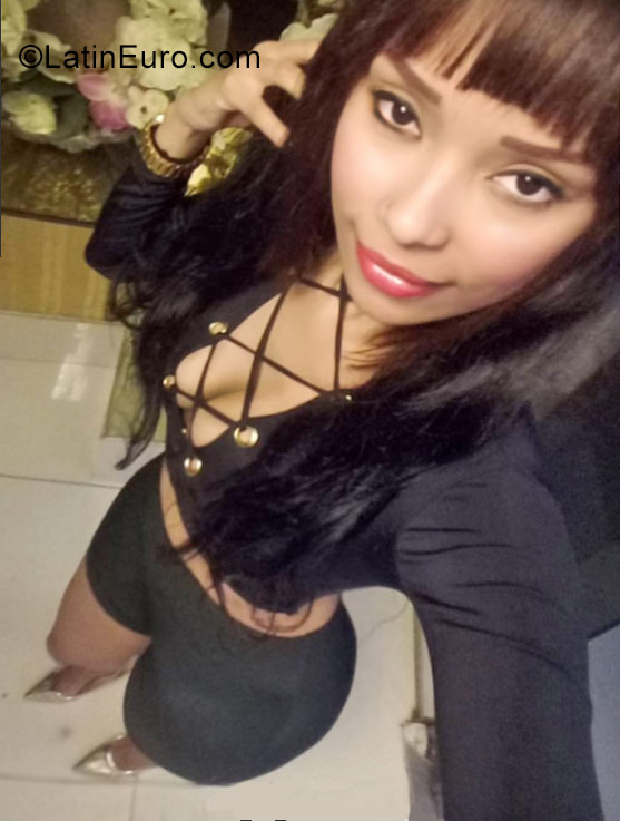 Date this stunning Dominican Republic girl Ammy from Santo Domingo DO40222