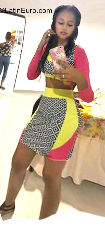 Date this sensual Dominican Republic girl Genesi from Santiago DO30377