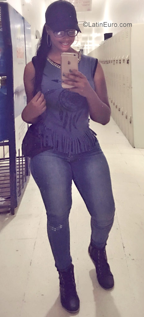 Date this voluptuous Dominican Republic girl Diomaris from San Pedro De Macoris DO30422