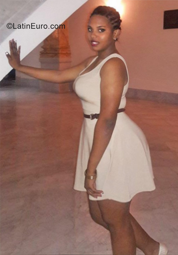 Date this athletic Cuba girl Daniela from Havana CU126