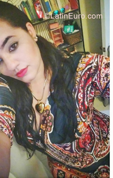 Date this nice looking Dominican Republic girl Gimi from Santo Domingo DO30456