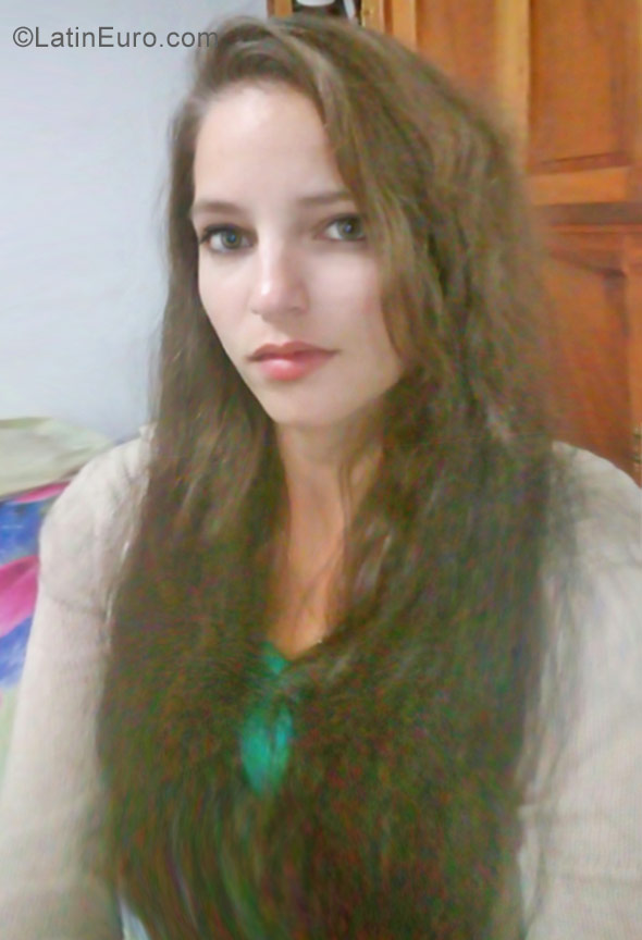 Date this pretty Cuba girl Yai from Havana CU128