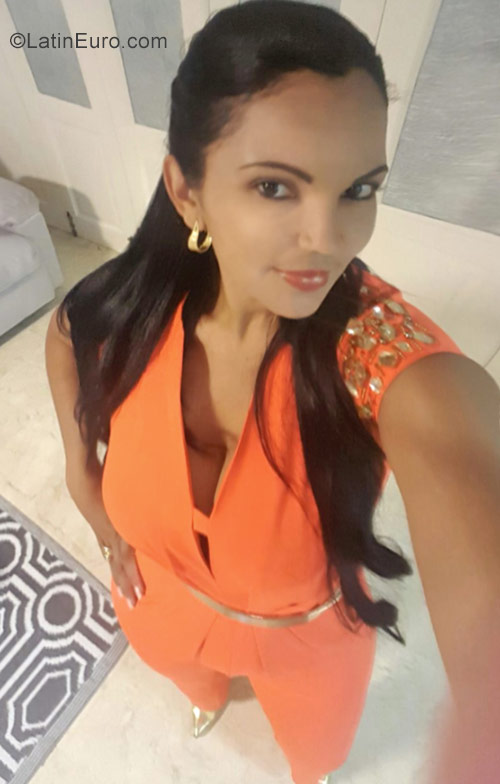 Date this sultry Dominican Republic girl Yocelen from Higuey DO30490