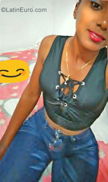 Date this foxy Dominican Republic girl Estephani from Santo Domingo DO30537