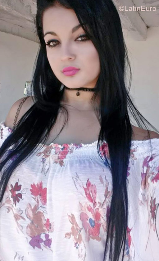 Date this good-looking Cuba girl Silvia from Holguin CU146