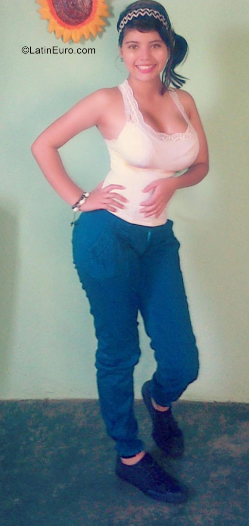 Date this nice looking Venezuela girl Gonely from El Tigre VE1052