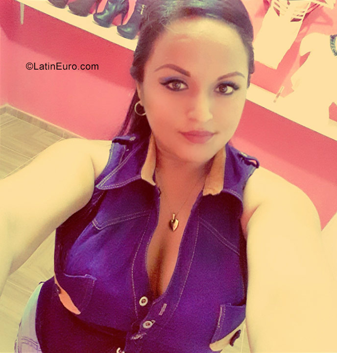 Date this stunning Peru girl Fiorela from Chiclayo PE1155