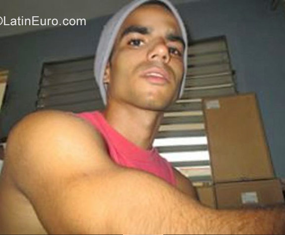 Date this foxy Cuba man Alexander from Cuba CU155