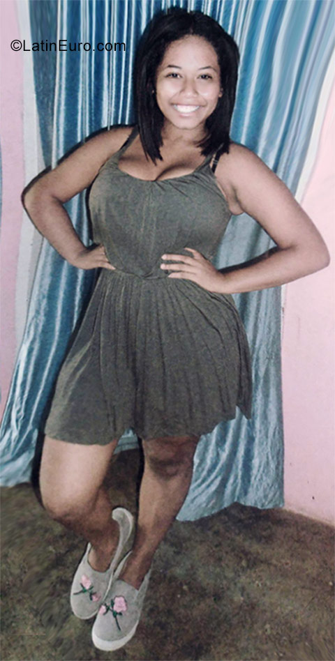 Date this nice looking Venezuela girl Aryana from Caracas VE1084