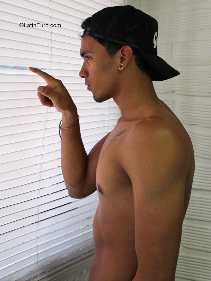 Date this hard body Colombia man Gabriel from medellin CO22862