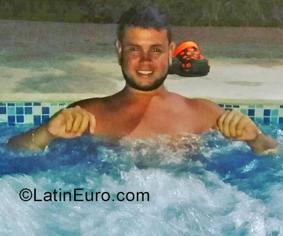 Date this pretty Colombia man Santiago from Medellin CO22873