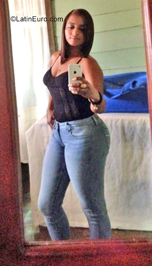 Date this beautiful Dominican Republic girl Fernanda from Santiago DO30896