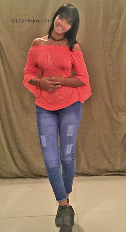 Date this georgeous Dominican Republic girl Laura from Santo Domingo DO31040