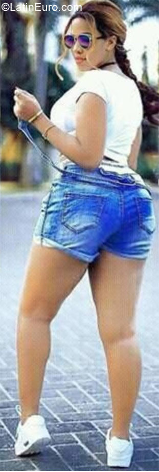 Date this sultry Cameroon girl Lizzy from Yaounde CM259