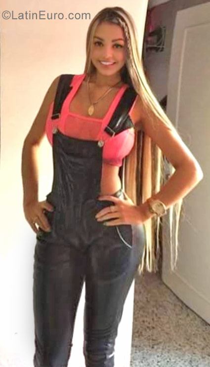 Date this pretty Colombia girl Nati from Medellin CO23081