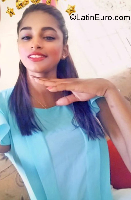 Date this stunning Dominican Republic girl Madelin from Santiago DO31229