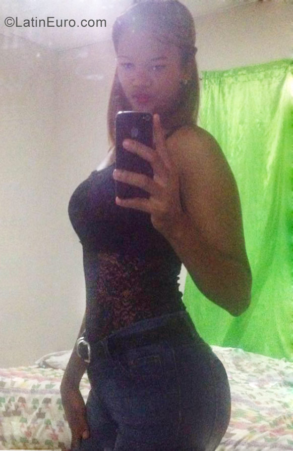 Date this sensual Dominican Republic girl Gissel from Santo Domingo DO33764