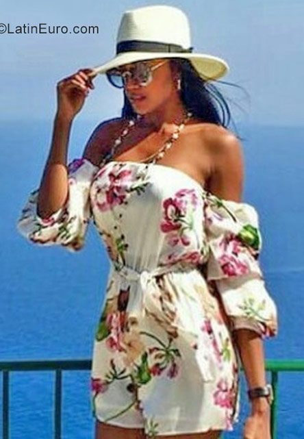 Date this nice looking Dominican Republic girl Saimirs from La Romana DO32114