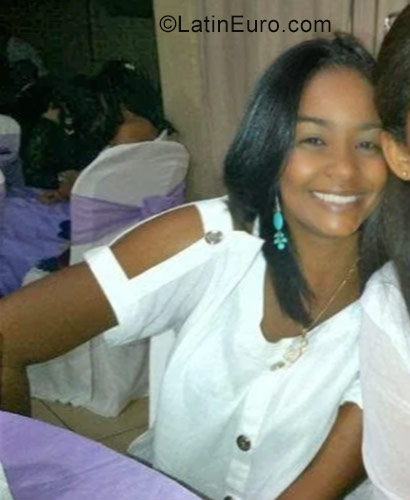 Date this hot Dominican Republic girl Hindra from Santo Domingo DO31400