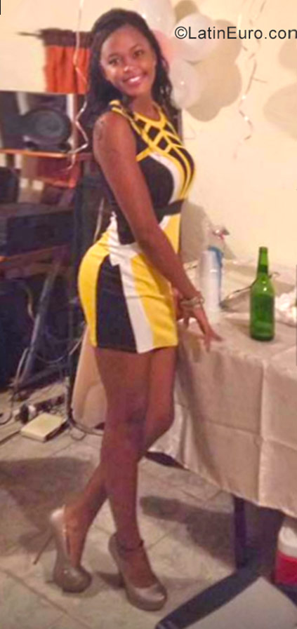 Date this sultry Dominican Republic girl Yaindy from Santo Domingo DO31433