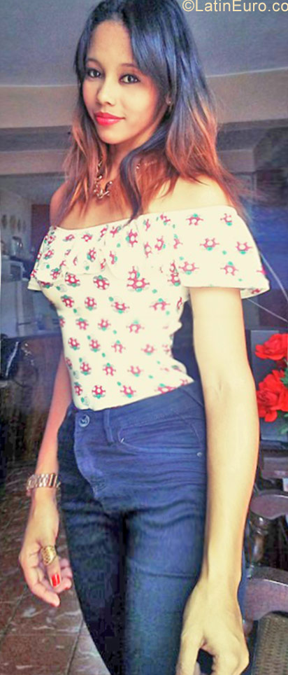 Date this happy Cuba girl Gabriela from Bayamo CU660