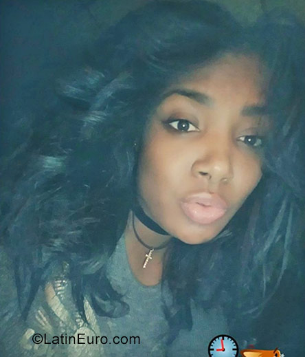 Date this foxy United States girl Paola from East Chicago DO31558