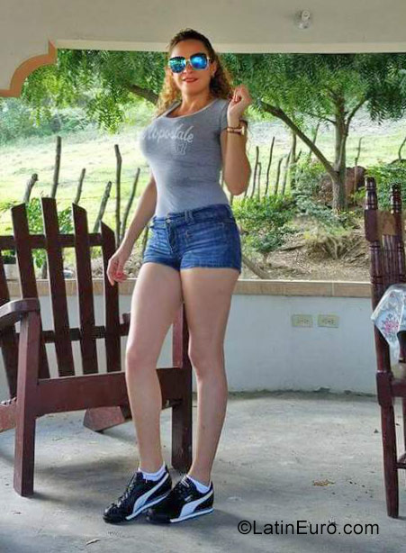 Date this athletic Dominican Republic girl Esmeralda from Santiago DO31587