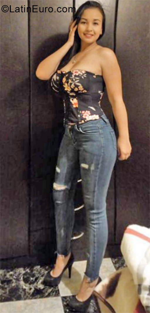 Date this nice looking Colombia girl Angel from Bogota CO23483